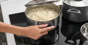 Esta é a maneira correta de cozinhar o arroz branco e proteger sua saúde, diz Harvard