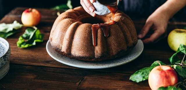 Bolo de maçã com canela irresistível e fácil