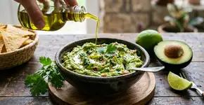 Os mexicanos afirmam: “Para deixar o guacamole mais cremoso e com sabor equilibrado, o segredo é adicionar um fio de azeite de oliva.”