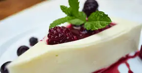 Panacota com geleia de amoras para impressionar na hora de servir a sobremesa