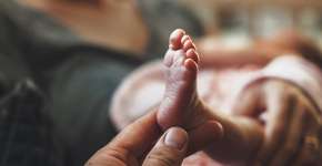 Após ter aborto negado pelo STF, mulher dá à luz a gêmeas siamesas no RS