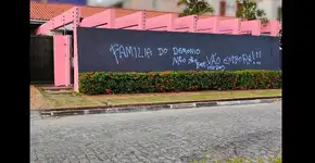 Modelo casado com 8 mulheres tem mansão pichada com ofensas em João Pessoa