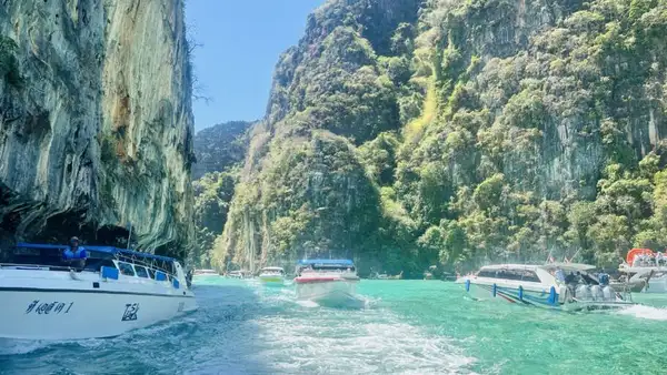 Passeio a Maya Bay, na Tailândia, a praia onde foi filmado 