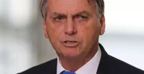 Senador compara Bolsonaro a macaco que defeca pela boca