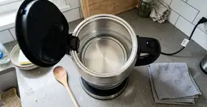 Tive que colocar ácido e vinagre na chaleira: descobri uma maneira mais barata e eficaz de remover o calcário