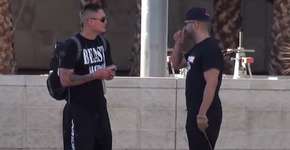 Homem descalço pede tênis emprestado a estranhos. Imagina quem emprestou?