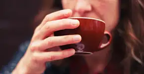 Chá que ajuda a aliviar ansiedade e cólicas, além de baixar pressão alta