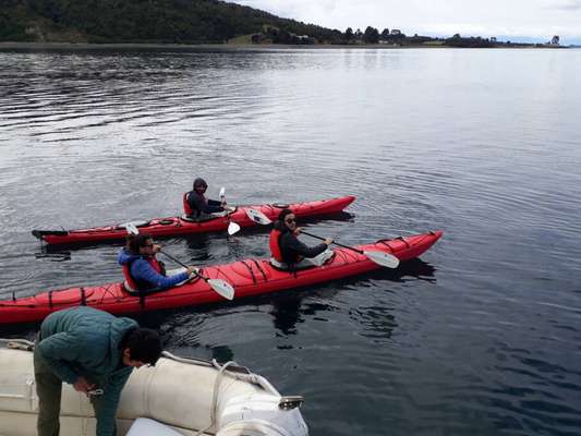 Passeio de caiaque é um dos passeios oferecidos pelo Tierra Chiloé