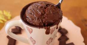 Pão de mel vegano sem glúten feito na caneca