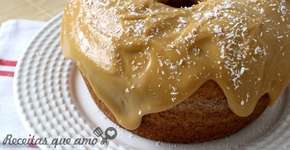 Aprenda a fazer bolo de coco com doce de leite