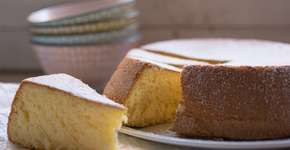 Bolo de iogurte natural delicioso e bem simples