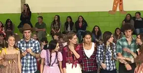 Alunos incluem casais LGBTs em festa junina da escola