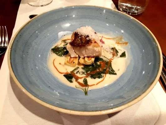 Peixe, pupunha assado, creme de espinafre e vinagrete de dedo de moça e Carne curada (tem aparência de carne crua, mas não é, muito bom), fonduta de queijos nordestinos, roti de rapadura e picles de maxix, do chef por Pedro Siqueirae