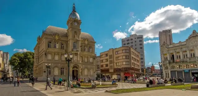 As belezas de um passeio a pé pelo centro histórico de Curitiba