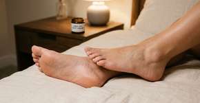 Pé ressecado e rachado: passar creme com ureia toda noite evita aquela pele que desfia na meia