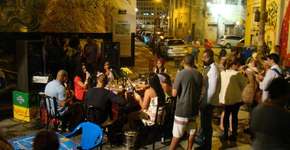 Moça Prosa faz roda de samba na Pedra do Sal