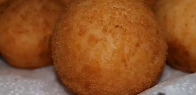 Bolinho de arroz crocante por fora e macio por dentro