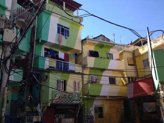 Casas pintadas pelo projeto. Foto: Gabriela Rassy