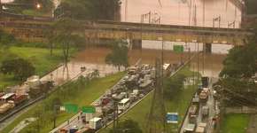 Chuva que deve continuar até amanhã trava SP; evite sair de casa