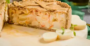 Quem prova essa torta cremosa de palmito com requeijão pede bis na primeira garfada