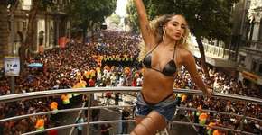 Com o look de ‘Vai Malandra’, Anitta leva multidão a bloco no Rio