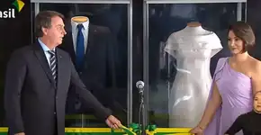 Bolsonaro inaugura exposição de suas roupas em meio a 177 mil mortos