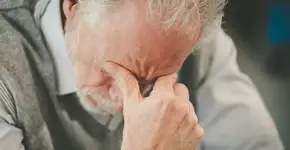 Sonolência excessiva, perda do olfato e mais sinais incomuns de Parkinson