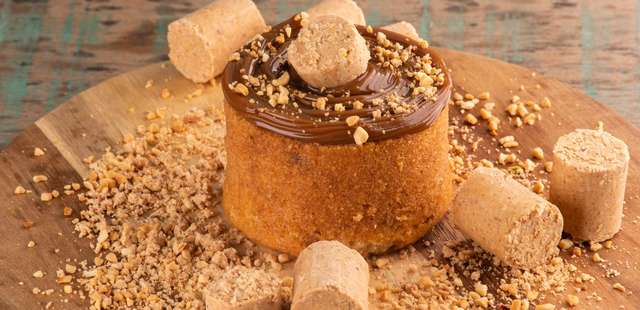 Aprenda o truque que deixa o bolo de paçoca ainda mais fofo e saboroso