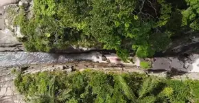 Foto: (Ilha tem apenas uma pequena faixa de areia / Reprodução/ YouTube Caminhos do SUP)