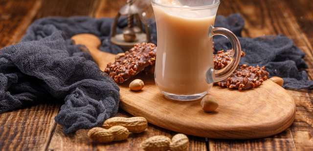 Chá de amendoim com leite condensado: conforto em forma de bebida