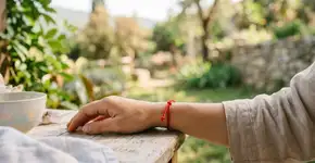 Por que se deve usar a fita vermelha no pulso esquerdo e como amarrar do jeito certo