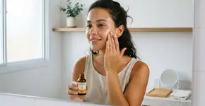 Como preparar um sérum facial com vitamina C natural para clarear manchas e uniformizar o tom da pele