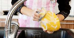 Saiba como economizar mais de 100 litros na hora de lavar a louça