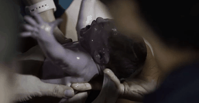 Vídeo mostra mulher parindo  na frente da maternidade