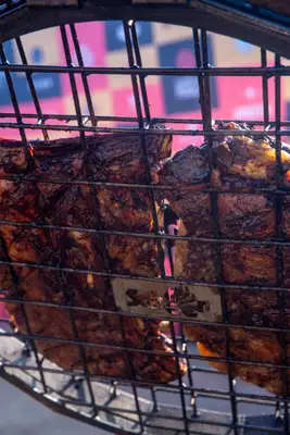 Mais do que um evento gastronômico, o Caminhos de Fogo se posiciona como um espaço de experimentação. É aquele tipo de rolê em que você prova algo novo, aprende sobre técnicas e ainda curte um clima leve, ao ar livre, cercado por gente que também ama comer bem