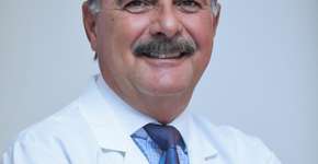 Médico brasileiro já realizou 18 cirurgias separando gêmeos siameses