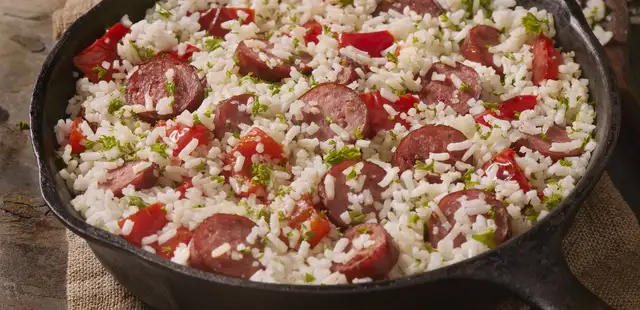 Arroz com calabresa na pressão: receita prática e saborosa!