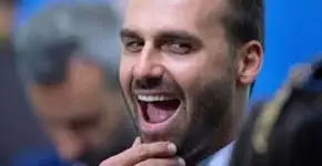 Dimenstein: foto  faz Eduardo Bolsonaro passar vergonha mundial