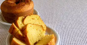 Delicie-se com este bolo de fubá cremoso no café da manhã