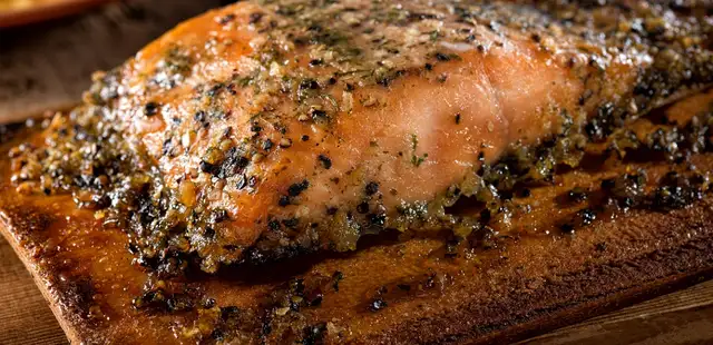 Salmão com crosta de ervas: a delícia do momento