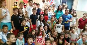 Professora faz festa de casamento especialmente para seus alunos