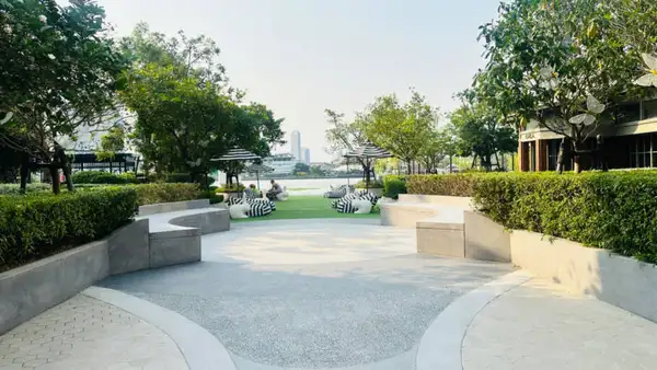 Pátio leva ao píer do hotel, de onde saem os barcos