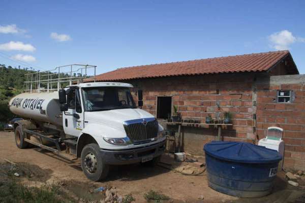 As empresas responsáveis pelo desastre fornecem água potável para a comunidade por meio de caminhões-pipa. Os Krenak relatam que o excesso dos veículos acarretou problemas respiratórios para os moradores, devido à poeira que levantam. Além disso, salientam a sensação de insegurança causada pela presença de estranhos dentro do território indígena que, normalmente, só pode ser acessado com autorização da Funai