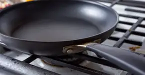 O componente cancerígeno da panela e como escolher uma opção segura