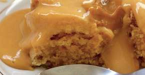 Bolo de doce de leite de caneca com cobertura generosa