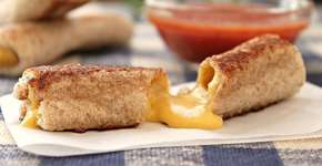 Bateu a fome, mas está sem tempo? Rolinhos de queijo!