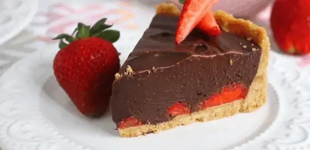 Torta de morango com chocolate que parece de confeitaria e leva apenas 5 ingredientes