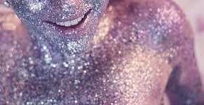 Aprenda truques para tirar glitter do corpo