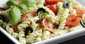 Salada de macarrão parafuso: a receita simples que sempre impressiona