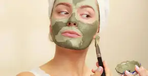 Saiba como usar argila no rosto e cabelo, seus tipos e benefícios